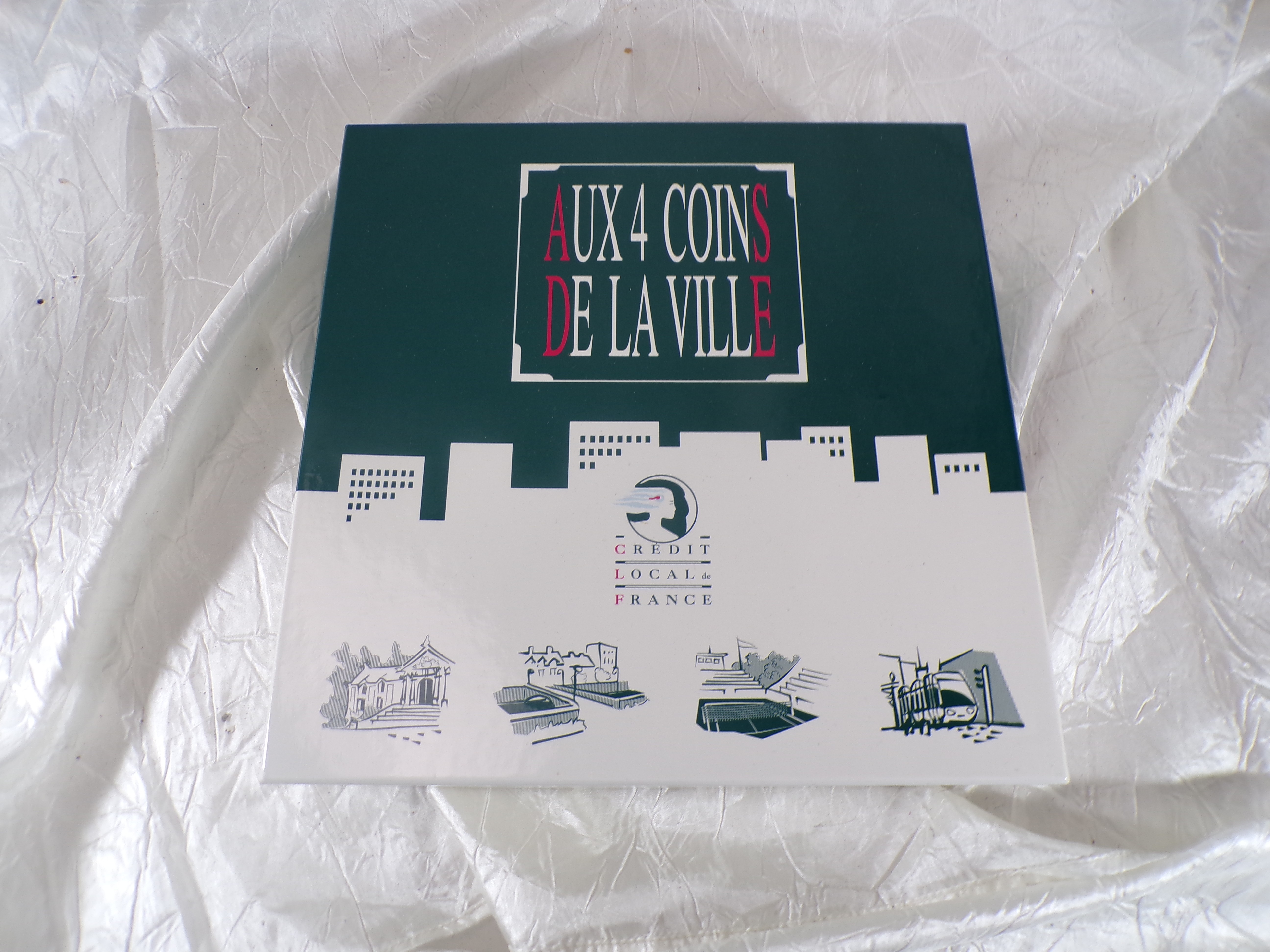 Voir photo 2 de Jeu de société, intitulé "Aux 4 Coins de la Ville" Jeu de société, intitulé "Aux 4 Coins de la Ville" Très bon état - Vue 2 -